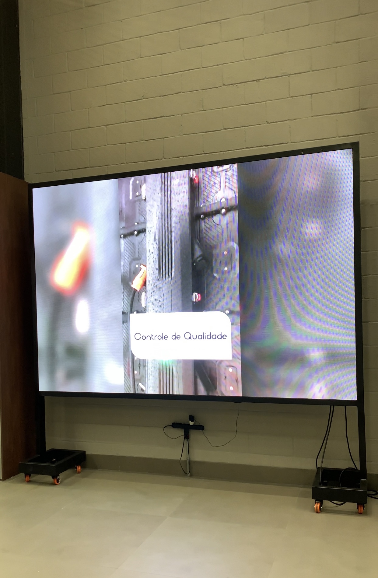 Painel de LED montado em estrutura com rodízios — Nuvem Air, Maringá
